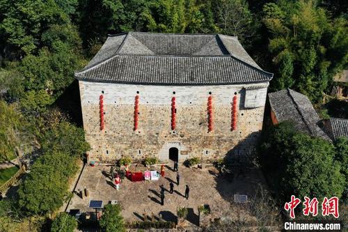 中国侨网图为江西全南县雅溪古村内的石围。石围外墙完全由三合土与鹅卵石混筑垒砌而成。 刘占昆 摄