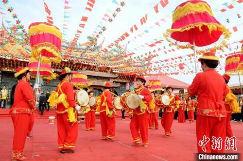 中国侨网大鼓凉伞队和腰鼓队《欢乐颂》祈福海峡两岸风调雨顺。　张金川　摄