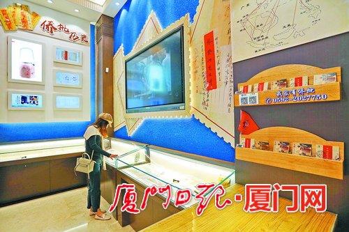 中国侨网厦门市民参观侨批展厅(《厦门日报》/王协云 摄)