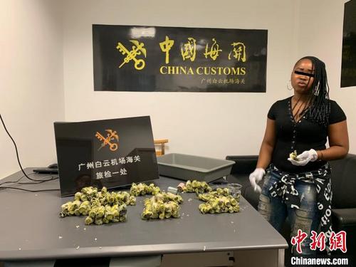 中国侨网广州海关所属白云机场海关查获一名外籍旅客利用食品藏匿未申报外币进境 吕依 摄