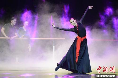中国侨网内蒙古舞蹈拔尖人才表演舞蹈。　刘文华　摄