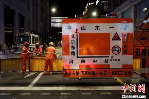 中国侨网深夜时分，步行街延伸段竖起施工封闭和车辆绕行的告示。张亨伟　摄