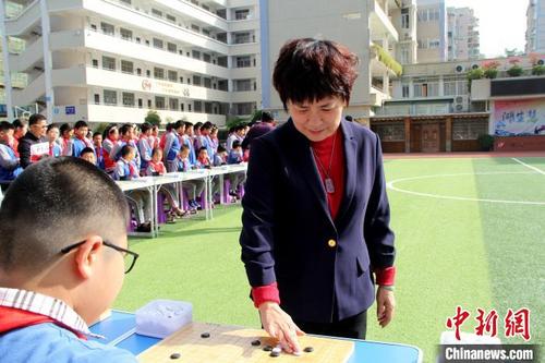 中国侨网中国围棋协会副主席、国家围棋队领队华学明下指导棋。 供图