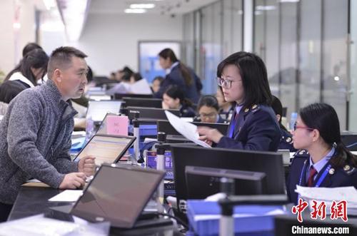 中国侨网图为纳税人在办理涉税业务。　杨威　摄