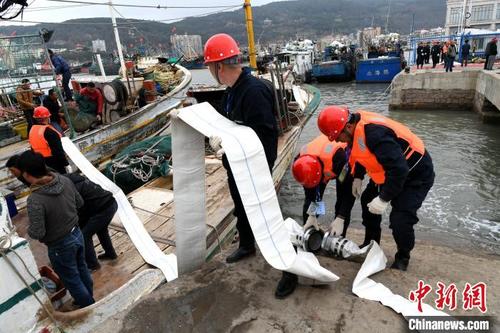 中国侨网图为工作人员向马祖渔船铺设送水设备。　王东明　摄