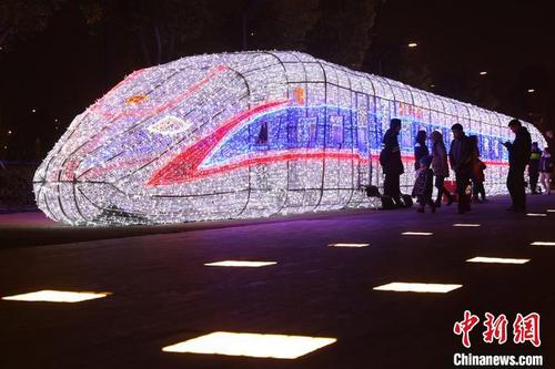 中国侨网“复兴号列车”灯组吸引民众目光。　泱波　摄