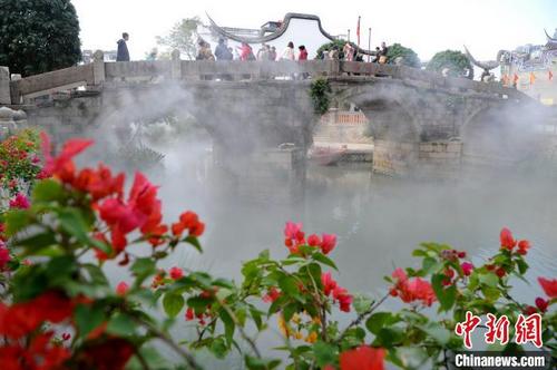 中国侨网图为民众在福州上下杭历史文化街区游玩。　张斌　摄