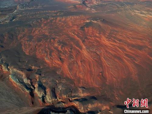 中国侨网从空中俯瞰天山红河谷，壮美苍茫。　李靖海　摄