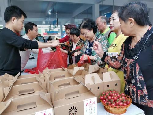 中国侨网市民购买特色农副产品,场面热闹。 吴小静 摄
