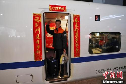 中国侨网快递小哥踏上回乡列车。 张亨伟 摄