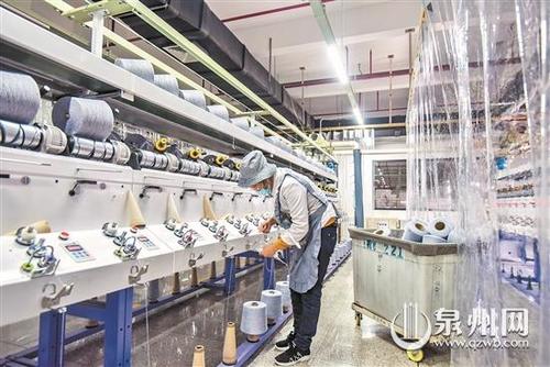 中国侨网2月10日起,我市(泉州)企业逐步复工复产。图为南益电脑针织有限公司内,工人正在机台前忙碌。(林劲峰 摄)