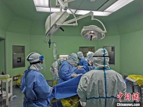 中国侨网医生对该名孕妇进行手术　乐清供图