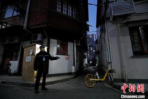 中国侨网保安人员值守在净土街弄堂口。 殷立勤 摄