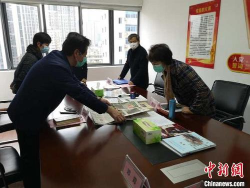 中国侨网黄兰香（右）慰问中新社湖南分社抗疫一线采编人员并了解中新社相关新闻采编工作。　李蓉　摄