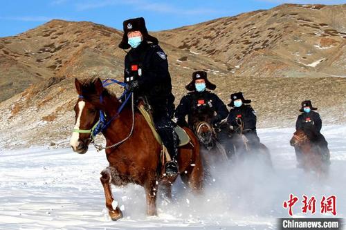中国侨网民警骑马巡逻。　孟伟健　摄