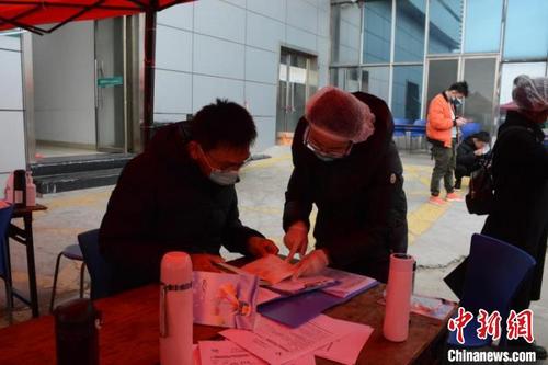 中国侨网青田在机场设服务组迎接回国华侨 舒旭影 摄