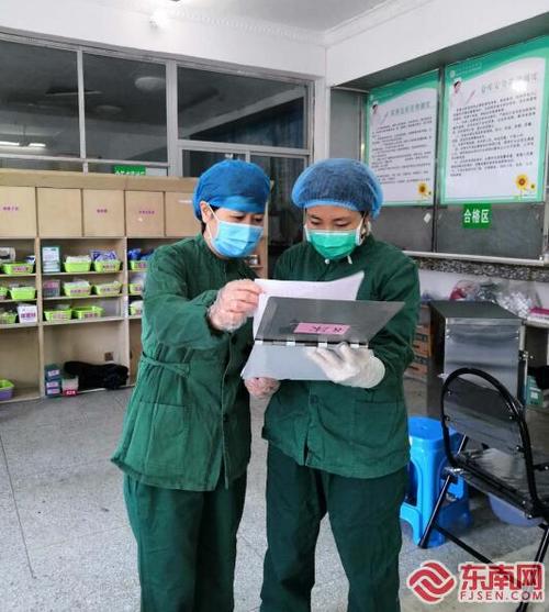 中国侨网陈碧霞(左一)在核对医嘱,交代护理注意事项。