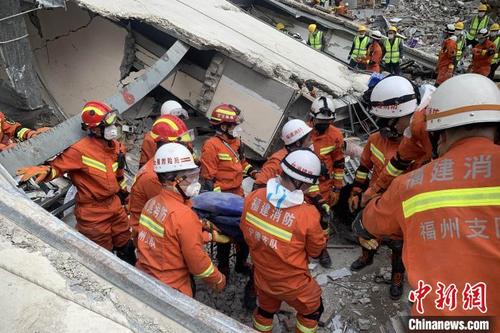 福建泉州坍塌酒店救援现场，成功搜救出50名被困者