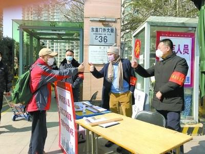 中国侨网江浩（右二）和社工们一起参与到防疫一线。