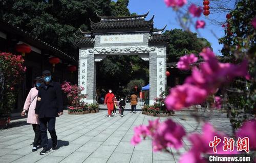 中国侨网3月15日，福州乌山风景区春光明媚、百花盛开，吸引市民戴口罩到此踏春、赏花。　刘可耕　摄