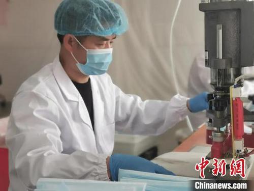 中国侨网工人正在制作一次性医用口罩。瓯盛服饰供图