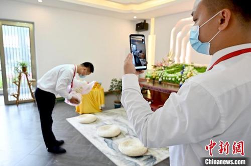 中国侨网图为礼仪师线上直播代客祭扫流程。　俞靖　摄