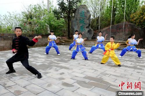 中国侨网3月31日，连城拳传承人黄林指导学生练习“连城拳”。　张金川　摄