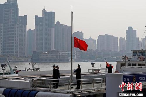 中国侨网公安民警在上海黄浦江边降半旗致哀。　殷立勤　摄