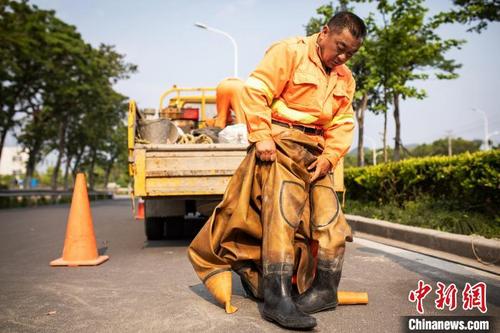 中国侨网套上硅胶潜水服 王敏智 摄