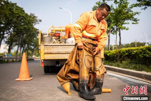 中国侨网套上硅胶潜水服　王敏智　摄