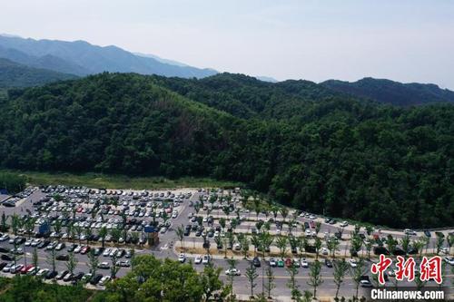 中国侨网5月4日,航拍江西庐山景区南门换乘中心停车场。 魏东升 摄