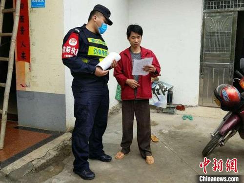 中国侨网图为民警向边境群众宣讲疫情输入防控相关知识。 蔡铮 摄