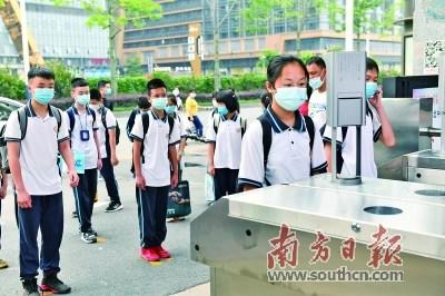 中国侨网城北中学的学生们有序排队进校。（南方日报记者/戴嘉信 摄）