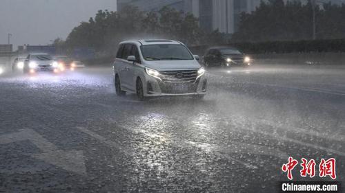 中国侨网广州近期强对流天气多发,图为暴雨下的广州街道。 陈骥旻 摄