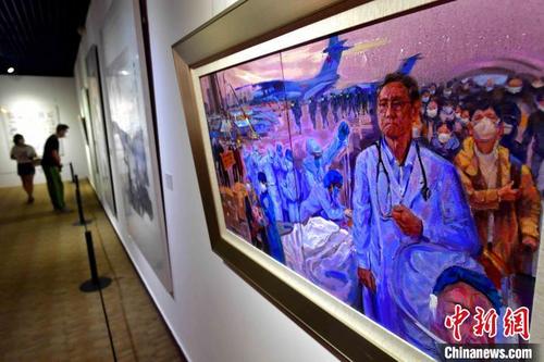 中国侨网 图为展出的油画作品《战“疫”》。　张斌　摄
