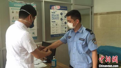 中国侨网被强行送到医院接受治疗 季晨曦 摄
