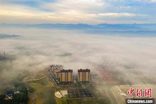 中国侨网宜都市城区上空出现平流雾景观　曹礼达　摄