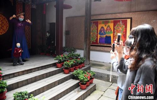 中国侨网泉州市提线木偶戏传承保护中心青年演员蔡思雅表演提线木偶防疫短剧《争做文明泉州人》。 刘可耕 摄