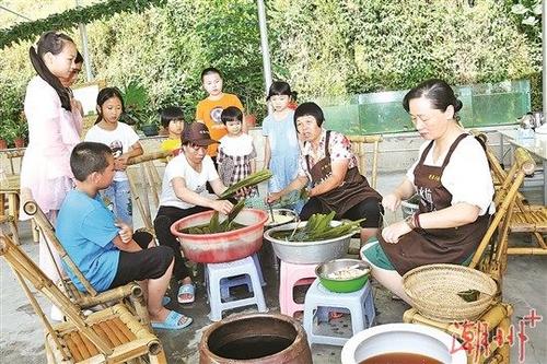 中国侨网昨天(21日)上午，在“网络中国节·端午”网络直播活动上，叫水坑村村民和小孩一起包粽子，了解端午节传统民俗，体验乡村生活之美。 本报记者 陈宏文 摄