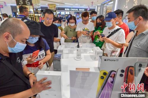中国侨网图为在海口日月广场免税店苹果手机柜台吸引了众多民众。 骆云飞 摄