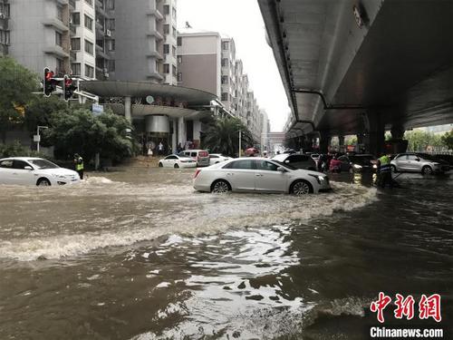 中国侨网7月6日清晨，武汉市洪山区雄楚大道珞雄路口发生渍水　裴春梅　摄