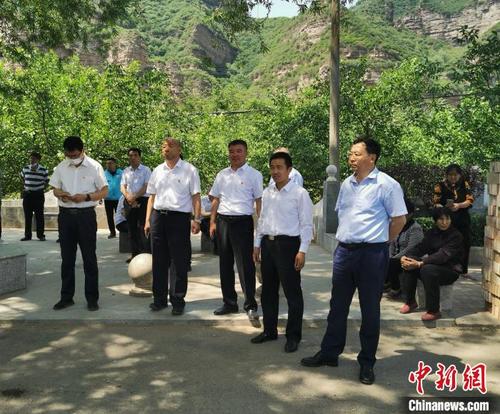 中国侨网山西省直驻左权帮扶大队在麻田镇泽城村调研。(尚继忠 摄)