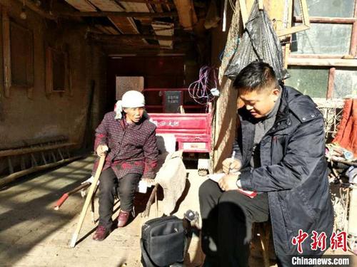 中国侨网图为“第一书记”王瑞走访贫困户。（资料图）青海省自然资源厅 供图