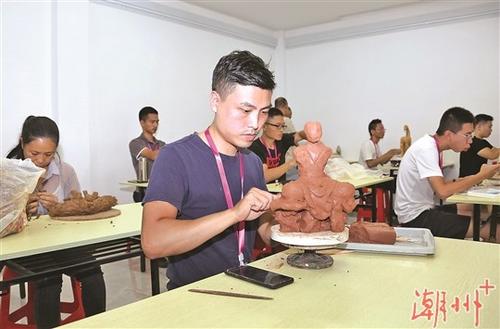中国侨网图为参赛选手正在进行泥塑创作。  本报记者 陈宏文 摄