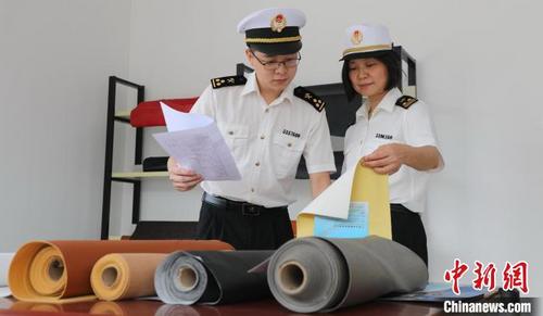 中国侨网广州海关所属花都海关关员到企业调研复工复产情况,宣讲AEO政策 刘甜宁 摄
