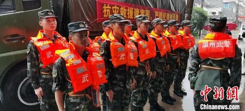 中国侨网武警温州支队火速驰援。　武警提供