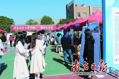 中国侨网潮州组织陶瓷企业到江西景德镇招纳人才,受到毕业生欢迎。 洪礼慧 摄