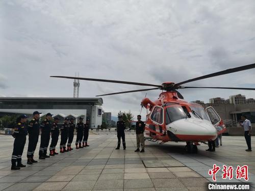 中国侨网温州市应急管理局首次利用救援直升机进行灾情巡查。温州市应急管理局供图
