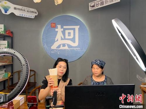 中国侨网柯城“村播学院”直播间。 郭其钰 摄