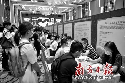 中国侨网求职者与面试官坐下进行交谈,部分企业的求职者出现排队现象。 南方日报记者 徐昊 摄
